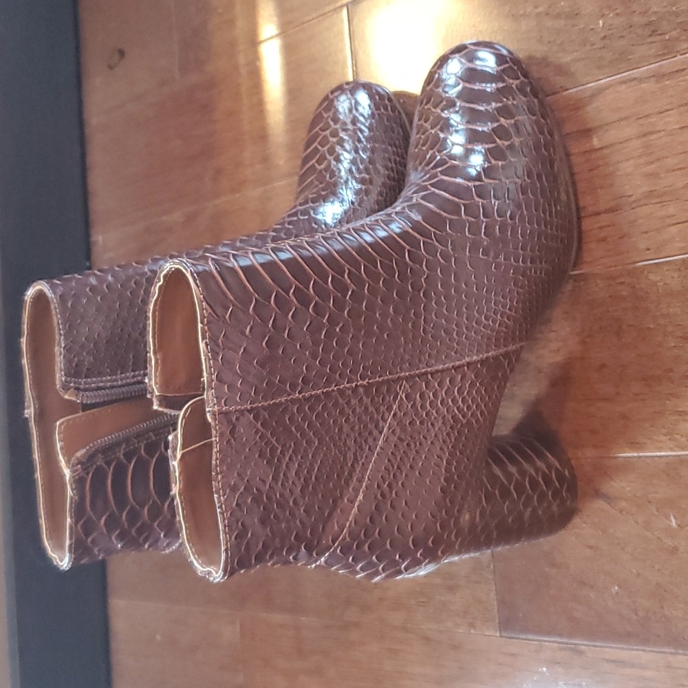 New Urban Outfitters Brown Crocodile Leather Boots